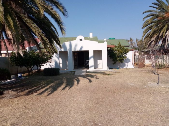 Dominionville House For Sale: 3 Bedrooms, study, borehole, ample storage, secure living.