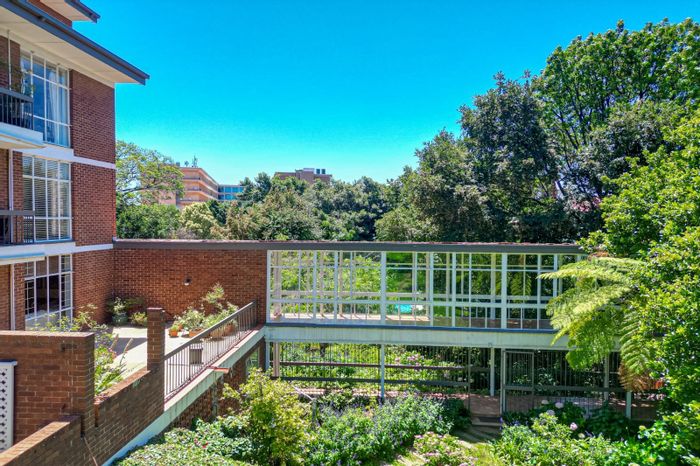 Hyde Park Apartment For Sale: One bedroom, balcony, pool, security, garage.