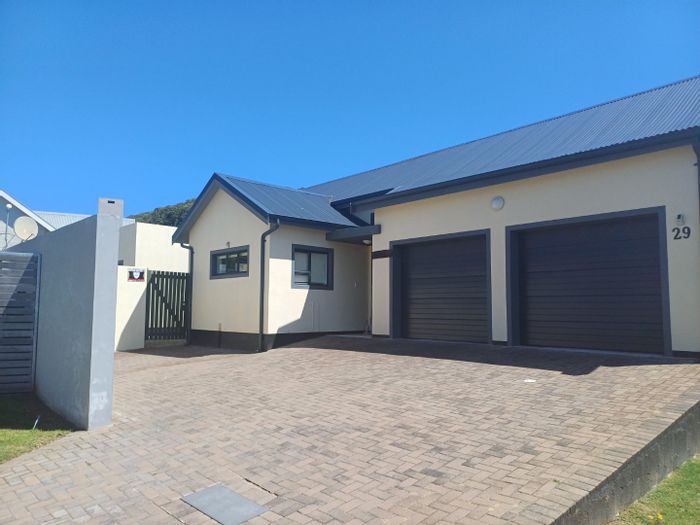 For Sale: House in Stilbaai Wes with rental agreement, garden, and jacuzzi.