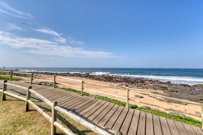 Ballito Central Apartment For Sale: 3 bedrooms, beachfront access, pool, fully furnished.