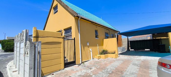 Bay View House For Sale: Dual dwellings, ample parking, borehole, income potential.