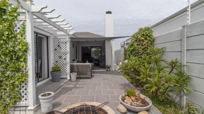 For Sale: Sunningdale House with 4 bedrooms, security features, and private patio.