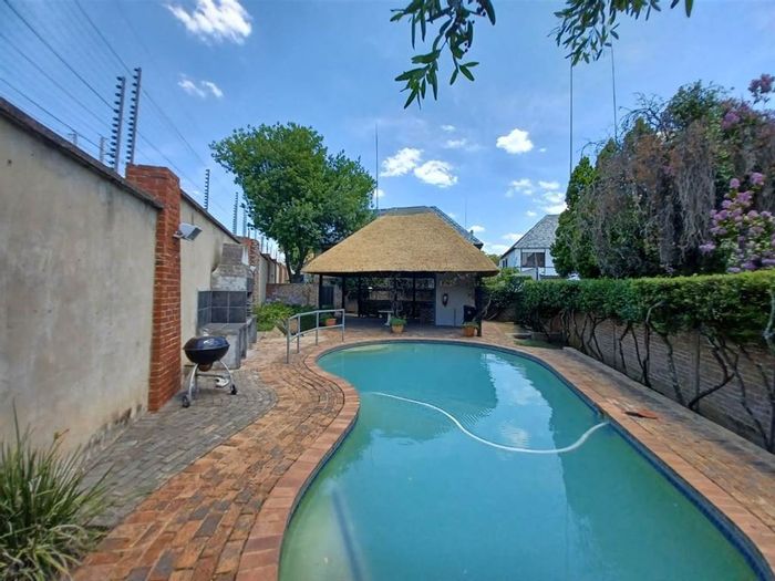 Sunninghill Apartment To Rent: Spacious layout, pool access, and secure parking available.