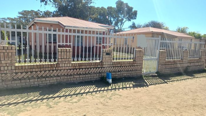 For Sale: House in Buitesig with 3 bedrooms, flatlet, large yard, and amenities.