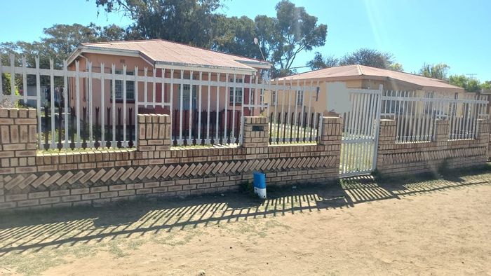 Buitesig House For Sale: Spacious layout, large yard, and convenient location.