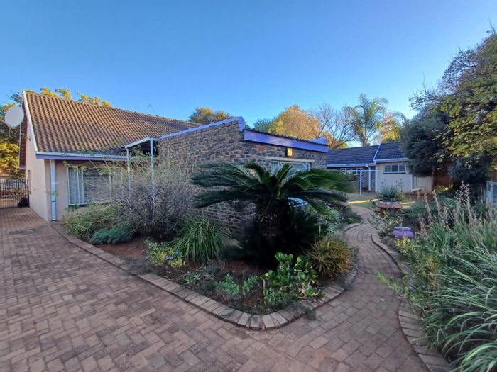 For Sale: 4-Bedroom House in Adamayview with Garage and Spacious Garden.