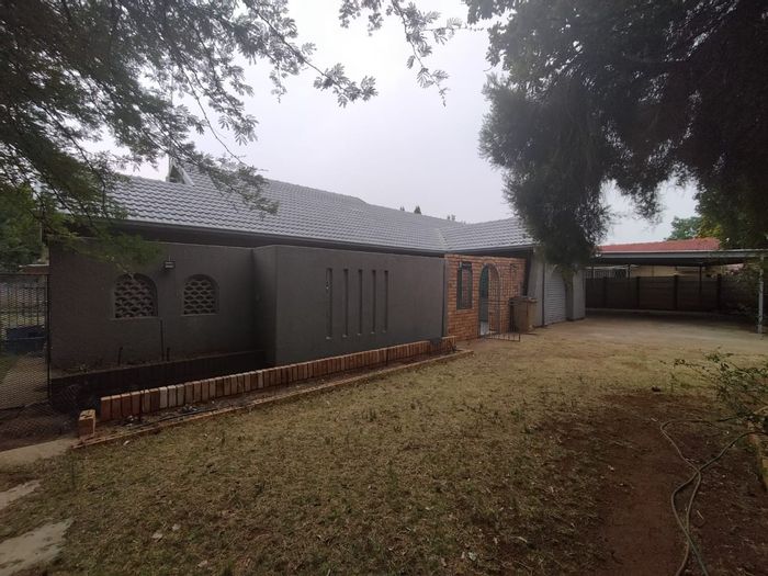 For Sale: Spacious 3-bedroom house in Stilfontein Ext 4 with study and Wendy house.