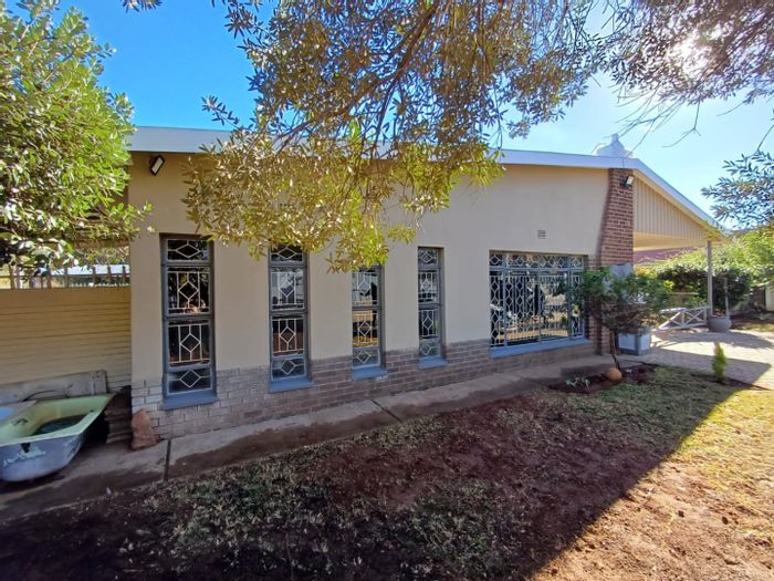 For Sale: 4-Bedroom House in Irene Park with Borehole and Swimming Pool.