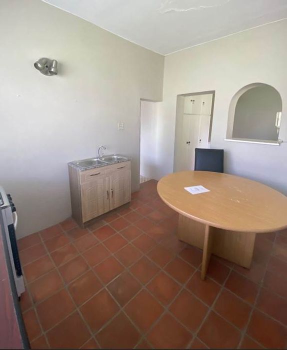 Auckland Park Apartment To Rent: Spacious layout, secure parking, and communal garden.