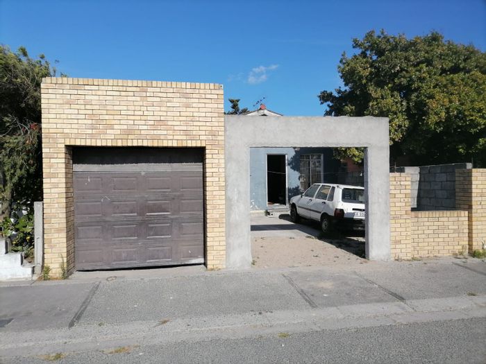 Woodlands House For Sale: 2 bedrooms, garage, close to amenities, renovation opportunity.