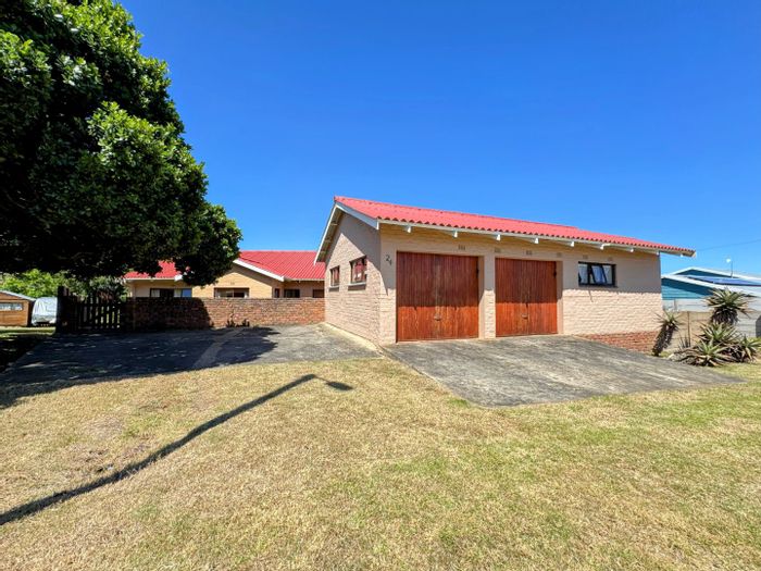 Spacious house in Stilbaai Wes with garden, garage, and close to beach. For Sale.