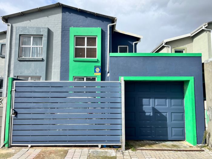 Fountain Village House For Sale: 2 Bedrooms, Open Plan, Double Parking, Backyard.