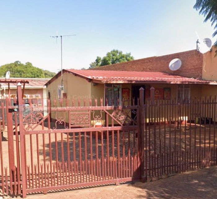 Laudium House To Rent: Spacious layout, garden, and convenient location.