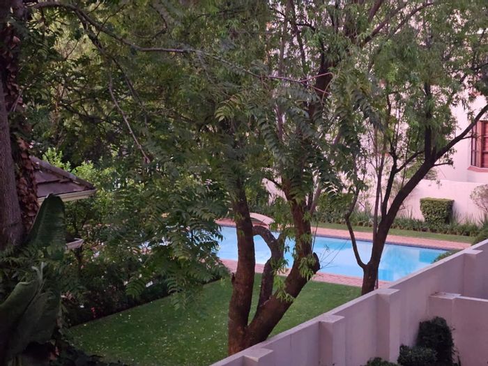 Rivonia Apartment To Rent: Pool, gym access, and spacious living areas.