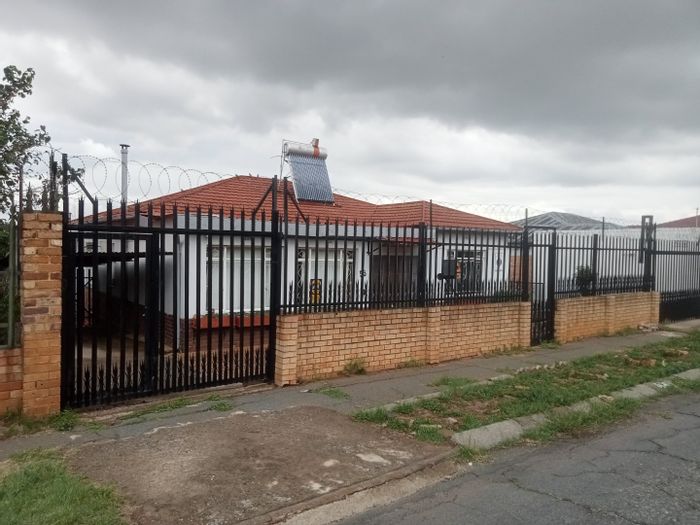 Crosby House For Sale: 3 beds, flatlet, office, ample parking, solar geyser.