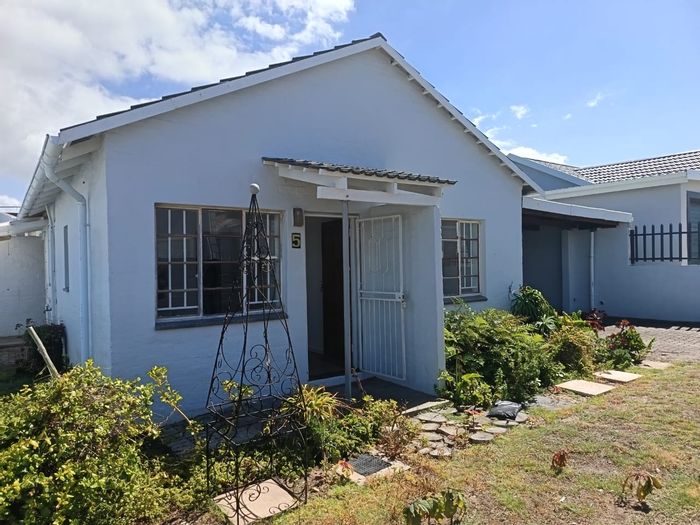 Kleinkrantz House For Sale: 4 beds, flatlet, beach access, investment potential.