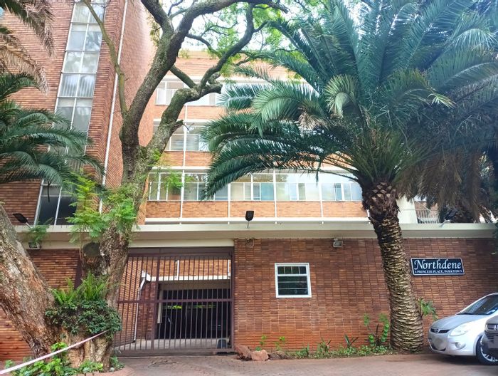 Spacious Parktown apartment to rent with pool, gym, and secure parking.