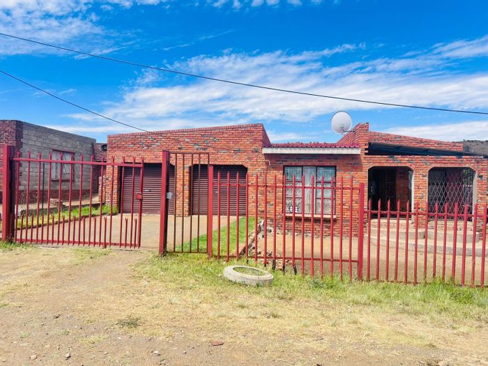 For Sale: House in Botshabelo with spacious yard and ample parking.