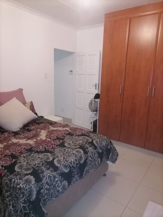 To Rent: 1-Bedroom Apartment in Treasure Beach with sea views and secure parking.