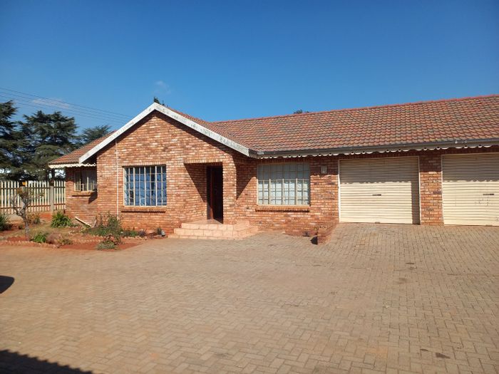 Rensburg House For Sale: Spacious layout, large yard, and convenient location.