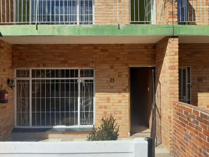 Townhouse for Sale in Bloemfontein Central: 2 Bedrooms, balcony, built-in bar, braai area.