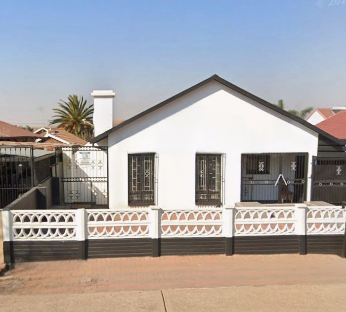 Laudium House For Sale: 3 Bedrooms, 2 Kitchens, 2 Lounges, 3-Car Garage.