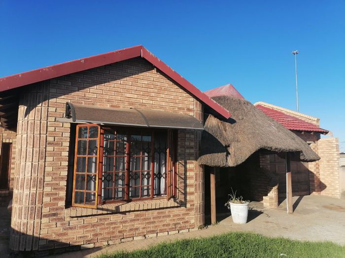 Mangaung House For Sale: 3 Bedrooms, open-plan living, double garage, near amenities.