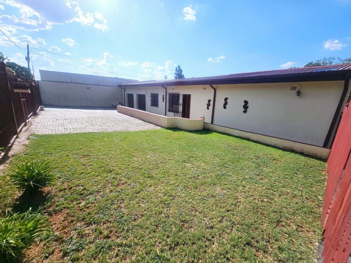 House to Rent in Erasmia: 3 Bedrooms, open plan living, double garage, prepaid electricity.