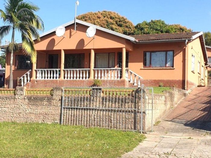 For Sale: Stanger Manor House with 3 apartments and separate flatlet for income.