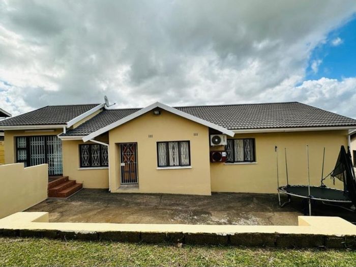 House for Sale in Stanger Manor: 3 bedrooms, pool, pet-friendly, ample parking.