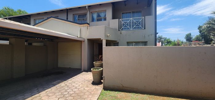 Raslouw AH House To Rent: 3 bedrooms, pool, braai area, secure complex.