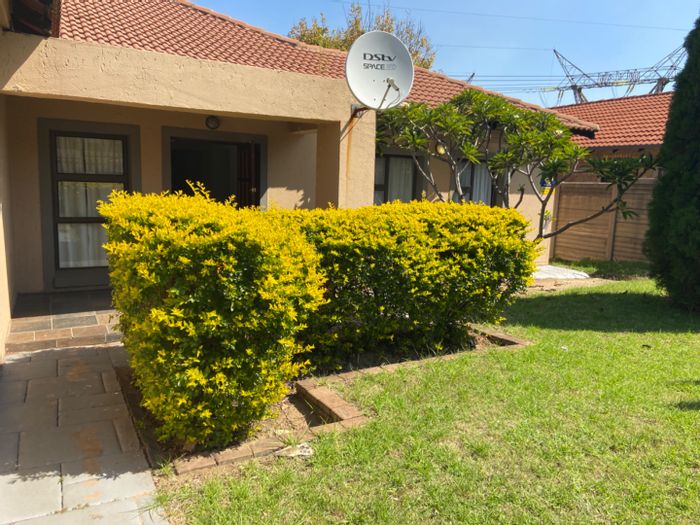 Rooihuiskraal House To Rent: 3 beds, 2 baths, pet-friendly, near amenities.