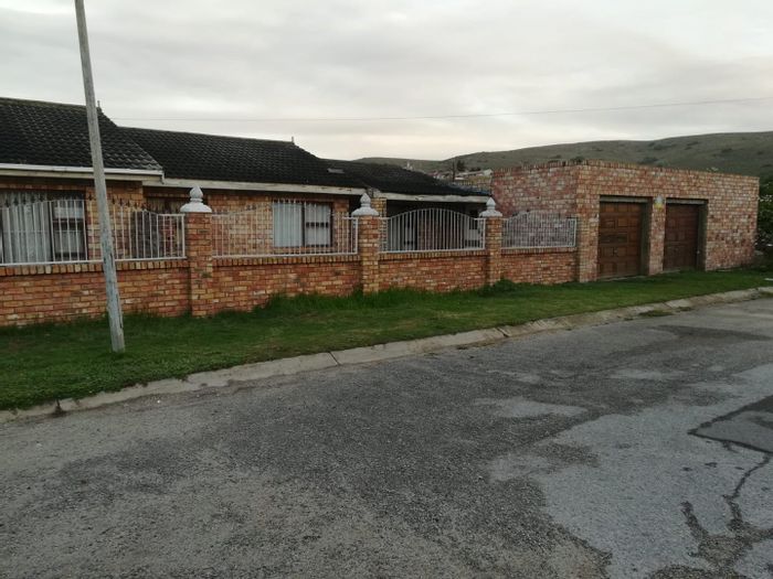 For Sale: Bethelsdorp house with 3 units, double garage, and secure yard.