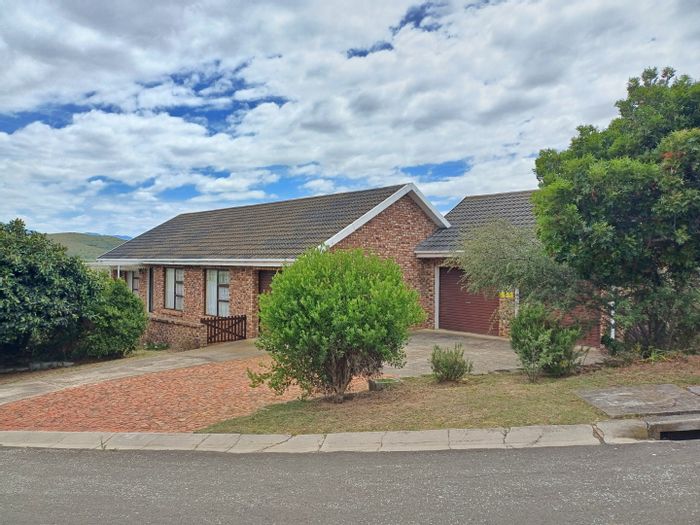 For Sale: House in Fraaiuitsig with open-plan living, three garages, and braai area.