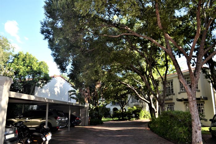 Bryanston Apartment For Sale: 2 beds, pool, patio, pet-friendly, great investment.