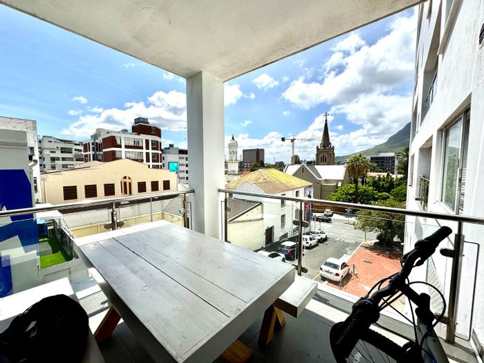 Cape Town City Centre Apartment For Sale: Prime location, Airbnb-friendly, city views.