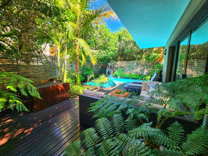 Wilderness Central House For Sale: Heated pool, jacuzzi, beach access, secure estate living.