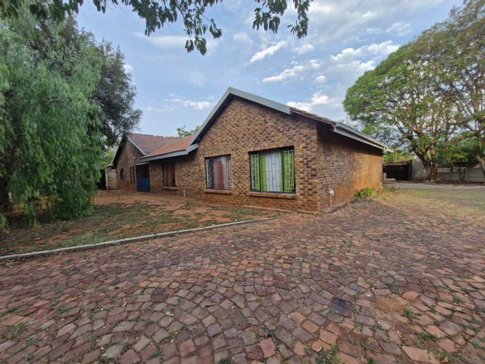 Heuweloord House To Rent: 5 bedrooms, 3 bathrooms, office, spacious garden, double garage.