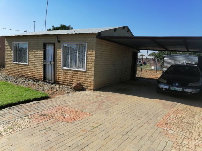 Grasslands House For Sale: 2 Bedrooms, Open Plan Living, Double Carport, Fenced Yard.