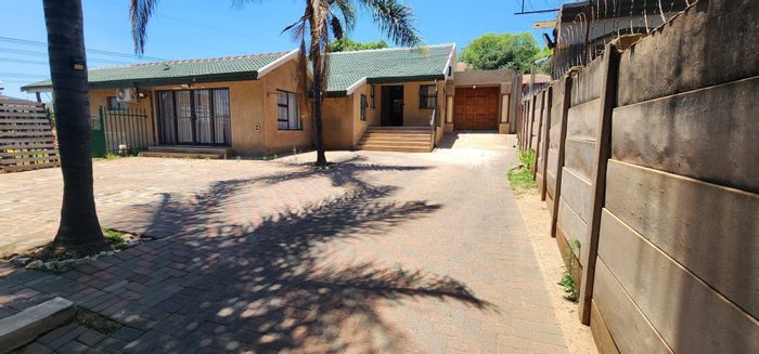 For Sale: House in Christoburg with three bedrooms, spacious yard, and guest toilet.