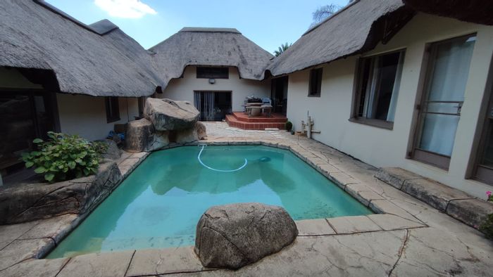 Zwartkop House For Sale: Spacious layout, large garden, and convenient location.