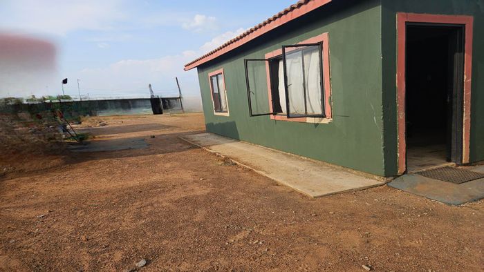 2 Bedroom house for sale in Chris Hani, open plan living, large stand.