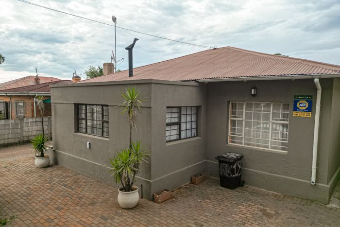 House for Sale in Roodepoort North: 4 Bedrooms, Flatlet, Spacious Yard, Convenient Location.