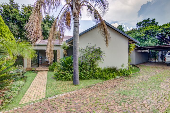 Edleen House For Sale: 4 beds, flatlet, lapa, spacious garden, ideal for families.