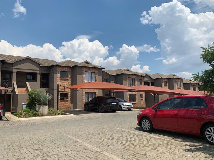 Helderwyk Apartment For Sale: Spacious layout, pool access, and secure parking available.