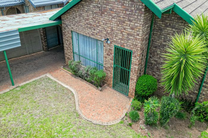 Spacious Suiderberg house for sale with garden, pool, and ample parking.