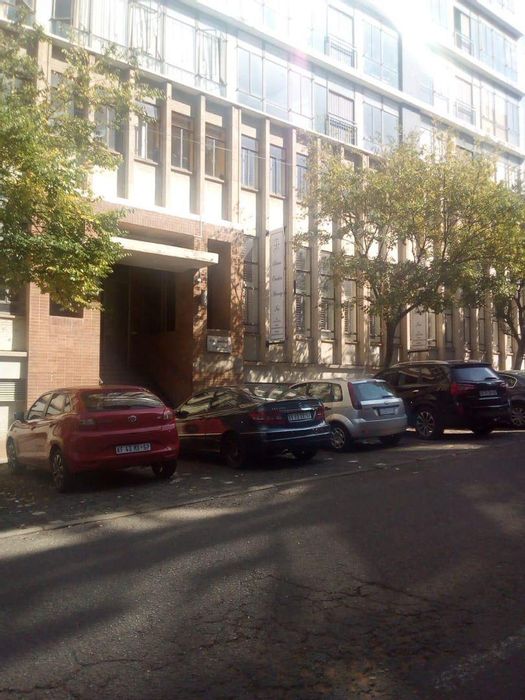 Newtown Apartment For Sale: 2 bedrooms, open-plan living, 24/7 security, lift access.