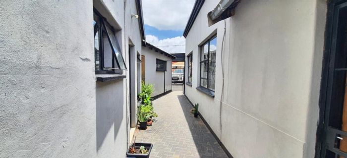 Ennerdale House For Sale: 4 beds, 3 baths, plus separate 2-bedroom cottage.
