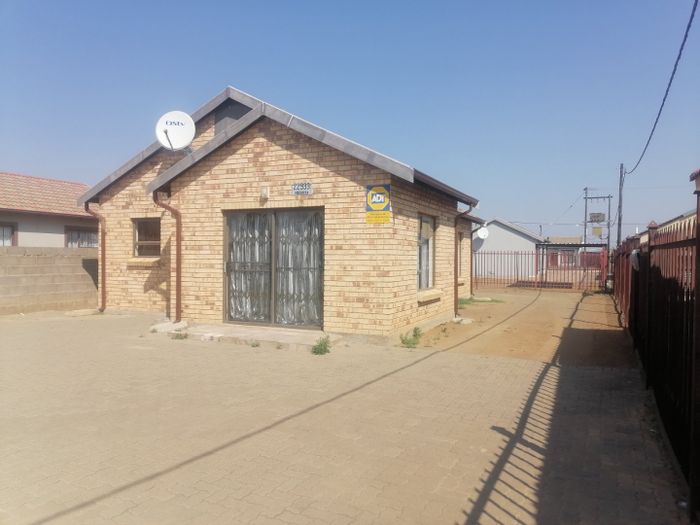 Pinehaven House To Rent: 3 Bedrooms, Open Plan Living, Double Carport, Fenced Yard.