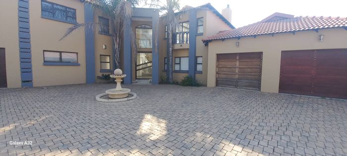 Birdwood Estate House To Rent: 4 en-suite bedrooms, staff quarters, private pool.